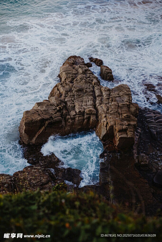海边嶙峋礁石与翻涌海浪
