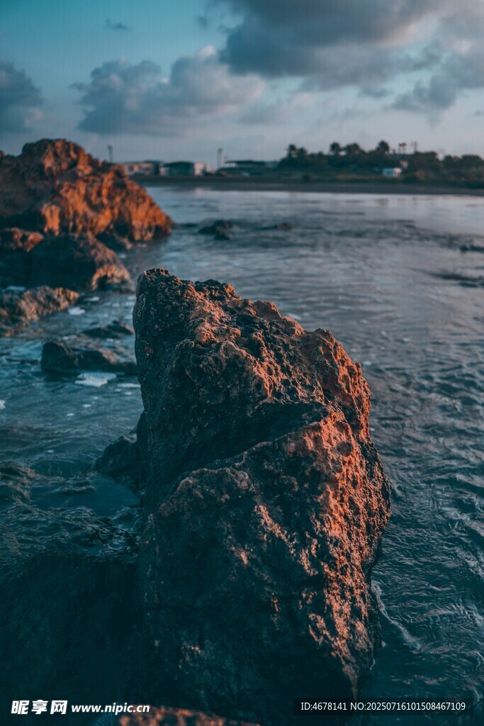 海边礁石日暮迷人景致
