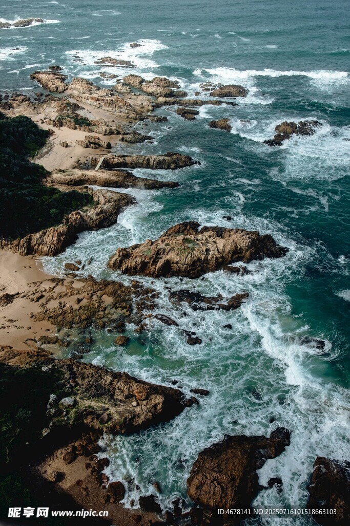 海岸边海浪拍打嶙峋礁石
