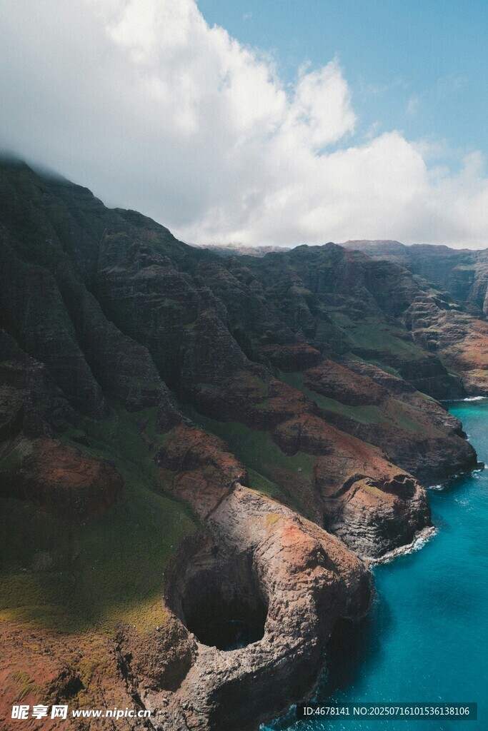壮丽峡谷与碧蓝水域景观
