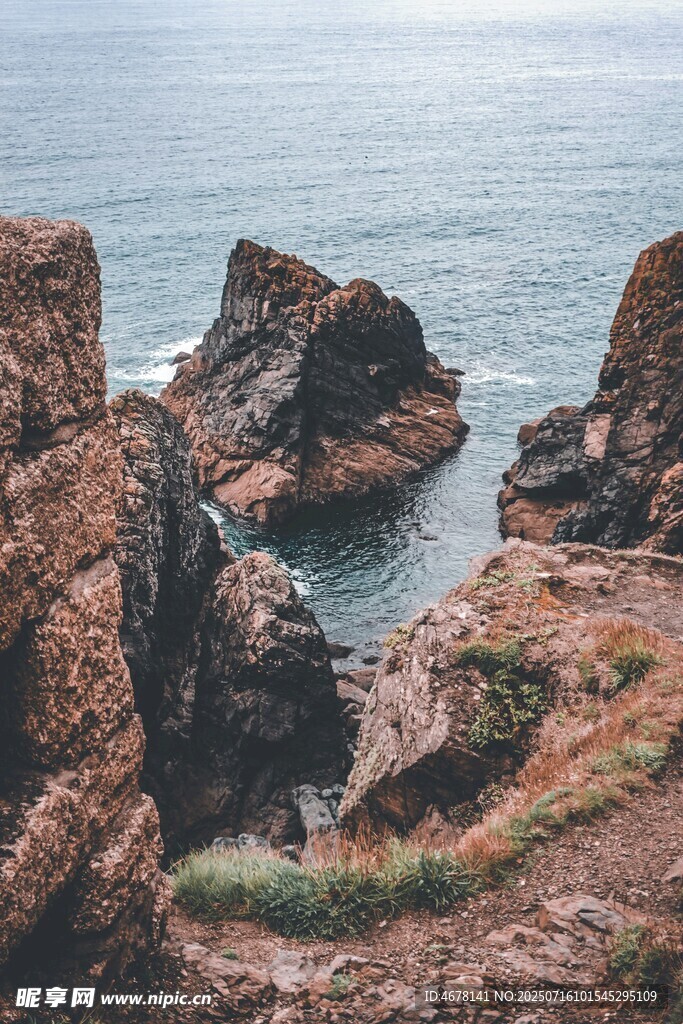 海边嶙峋礁石景观