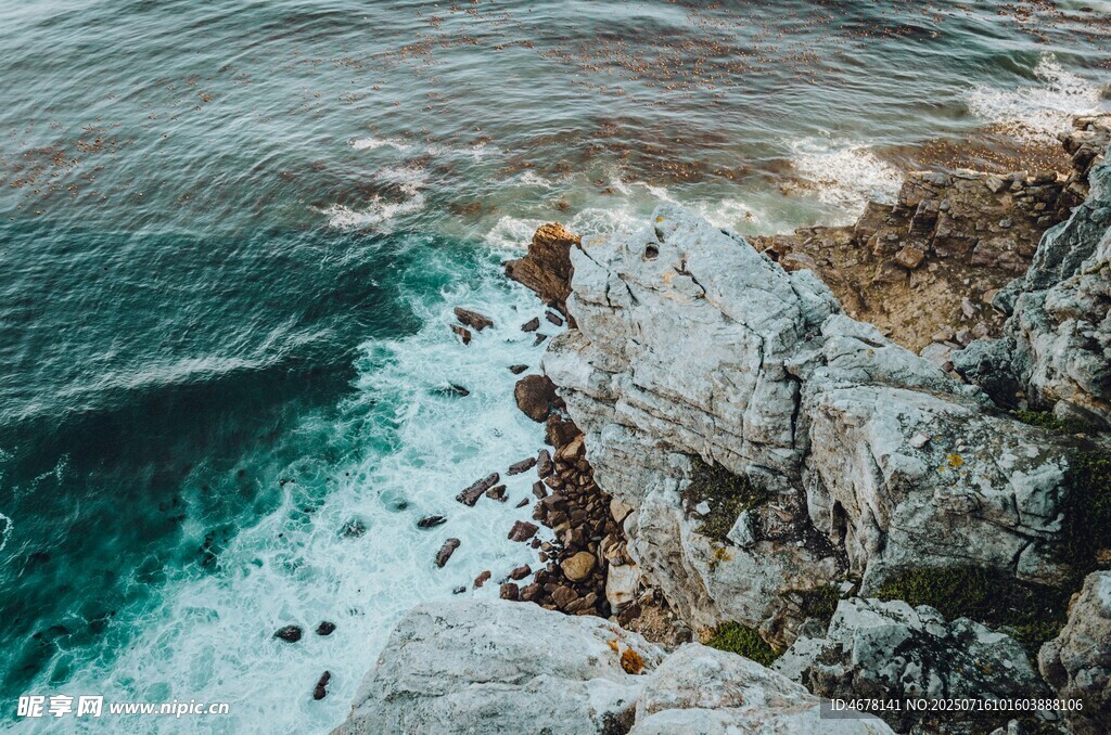 海岸边嶙峋岩石与澎湃海水