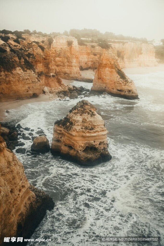 海岸边嶙峋礁石与海浪