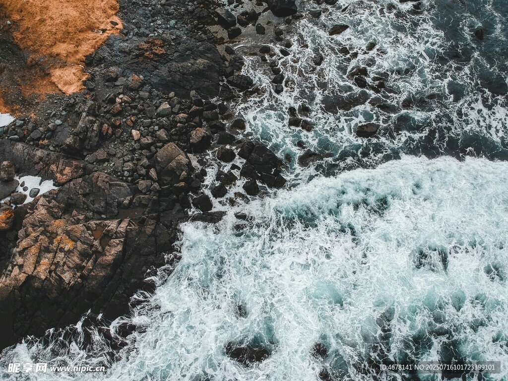 海浪拍打礁石的壮观景象
