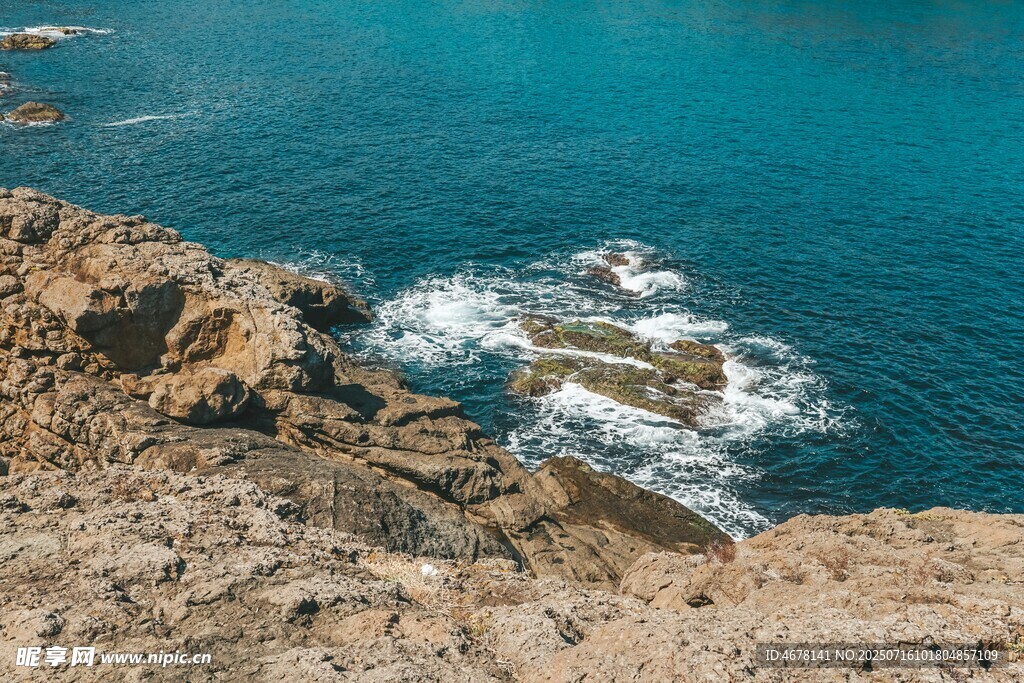 海边嶙峋岩石与碧蓝海水