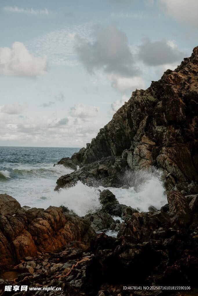 海边嶙峋岩石与翻涌海浪
