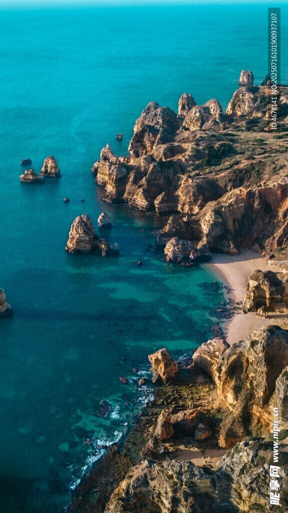 海边嶙峋礁石与碧蓝海水