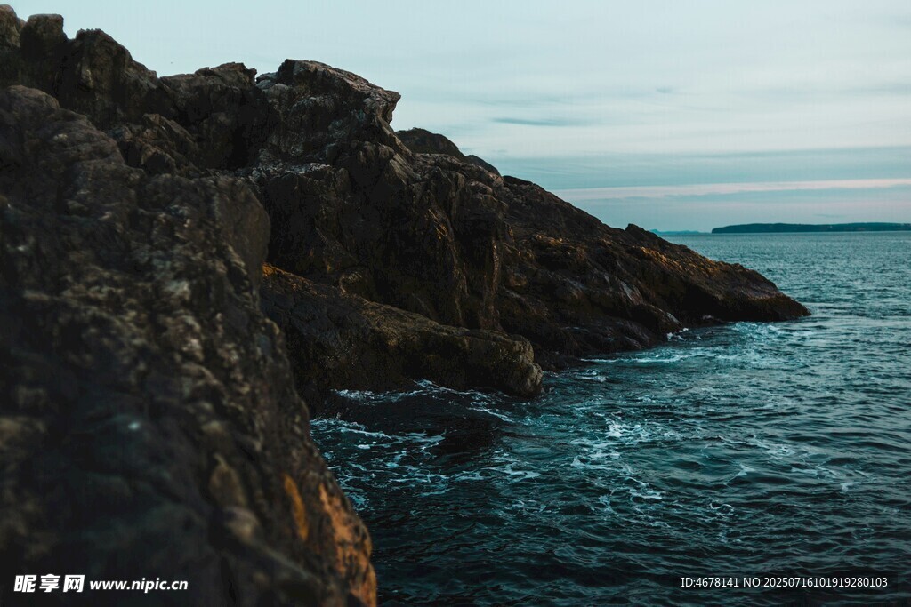 海边嶙峋岩石与辽阔海面