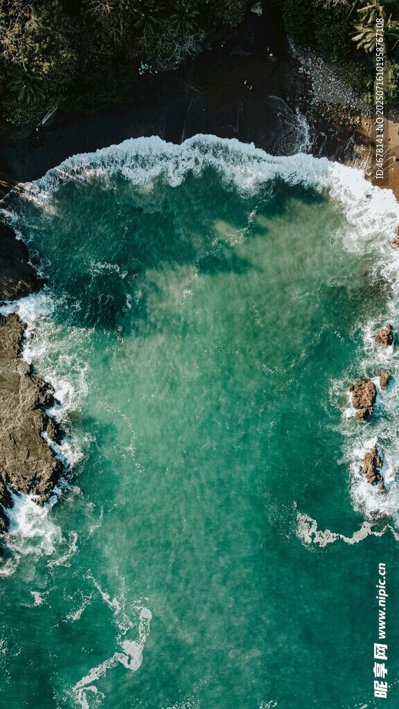 俯瞰碧海白浪拍岸美景