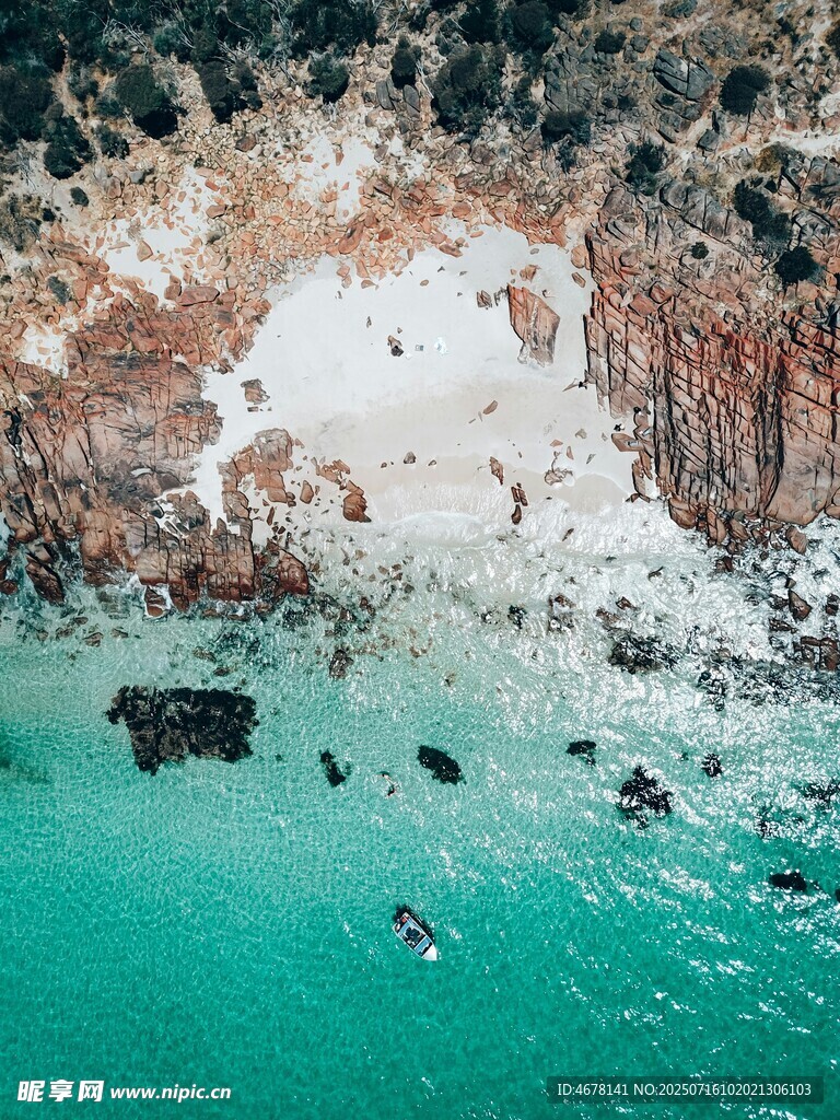 海岸边的碧蓝海水与礁石