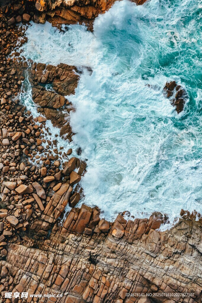 海浪拍打嶙峋礁石