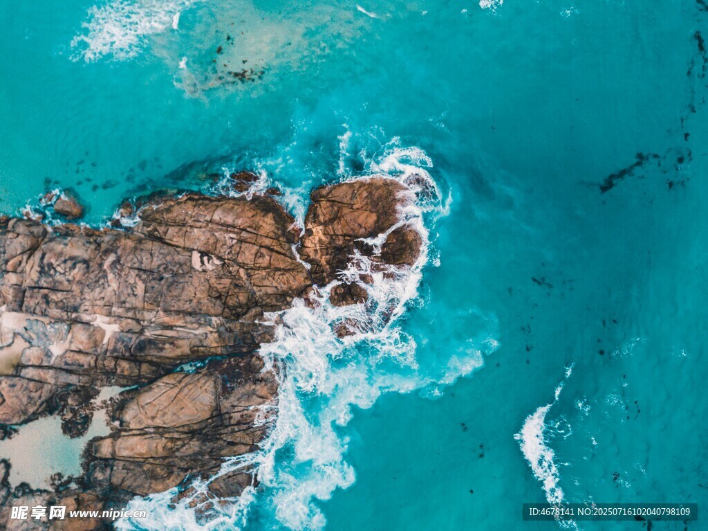 俯瞰碧海礁石美景