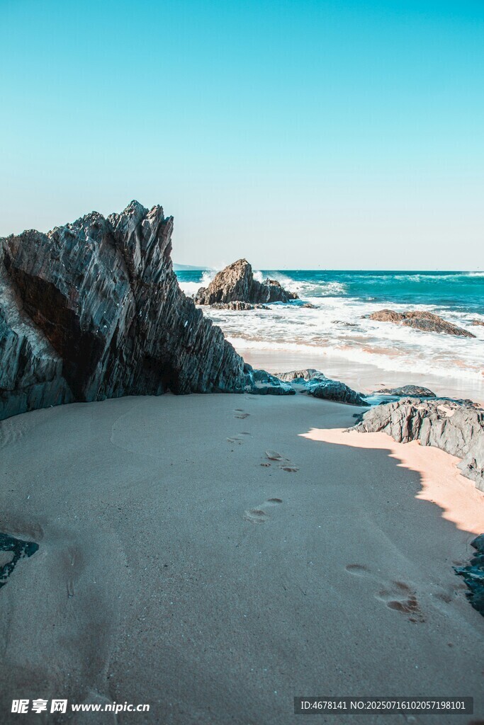 海边沙滩上的嶙峋岩石