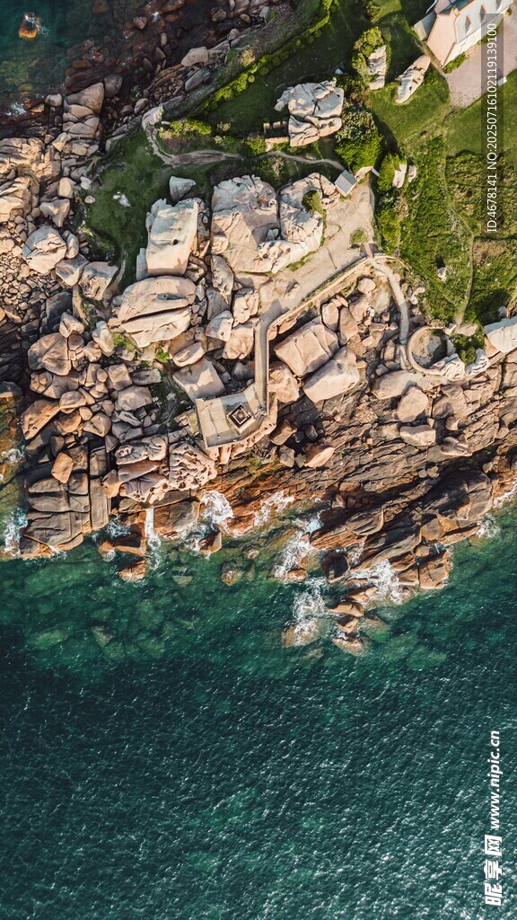 俯瞰海岸岩石与绿植景观