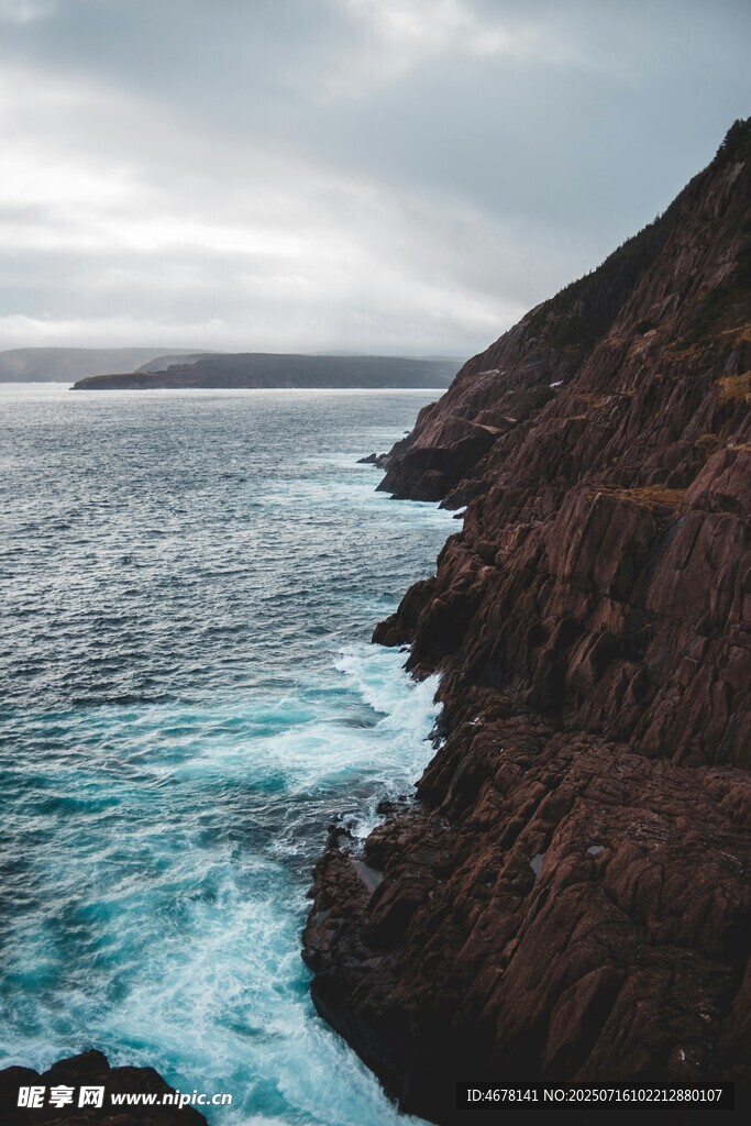 海岸边的壮丽礁石与海浪