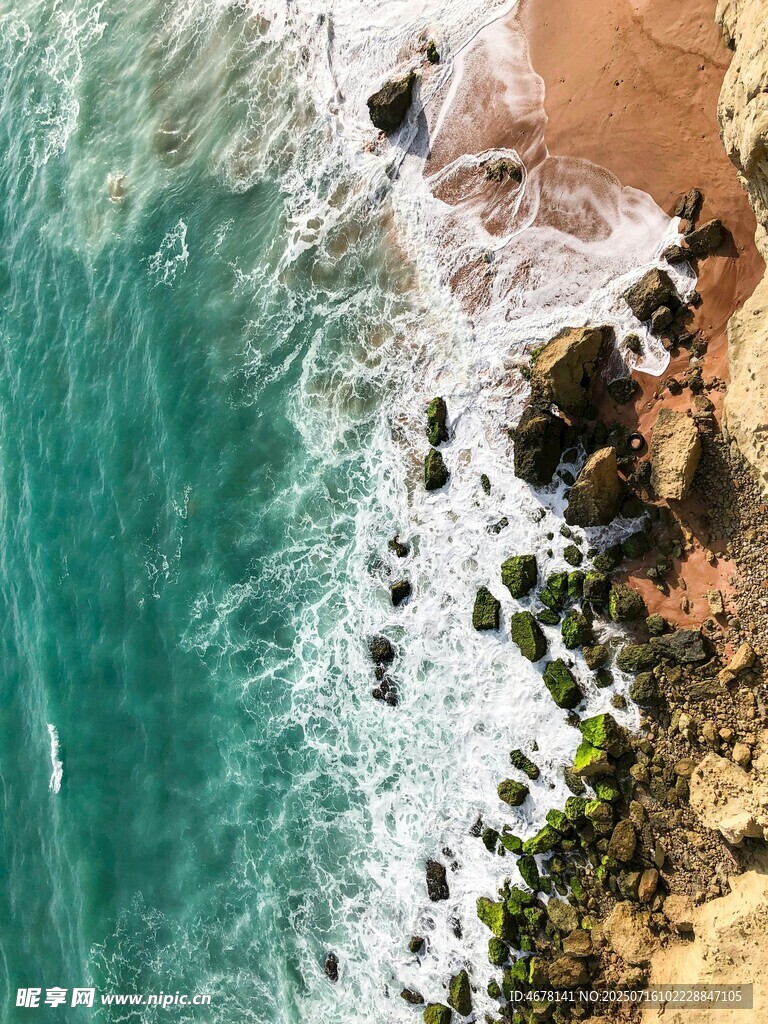 俯瞰碧海与岸边礁石