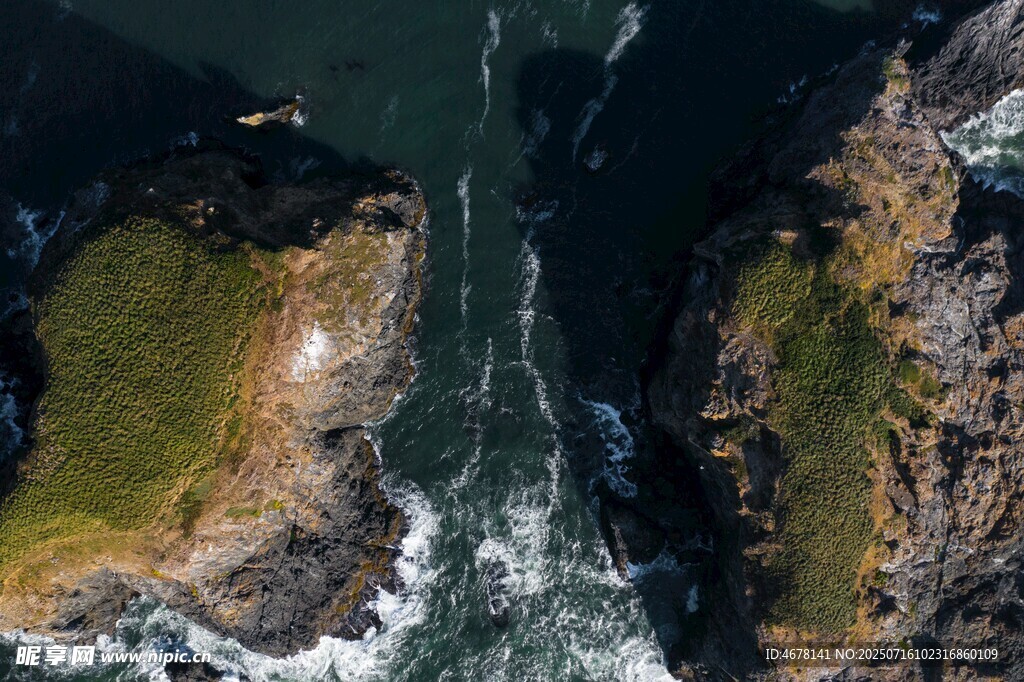 俯瞰湍急河流与两岸景色