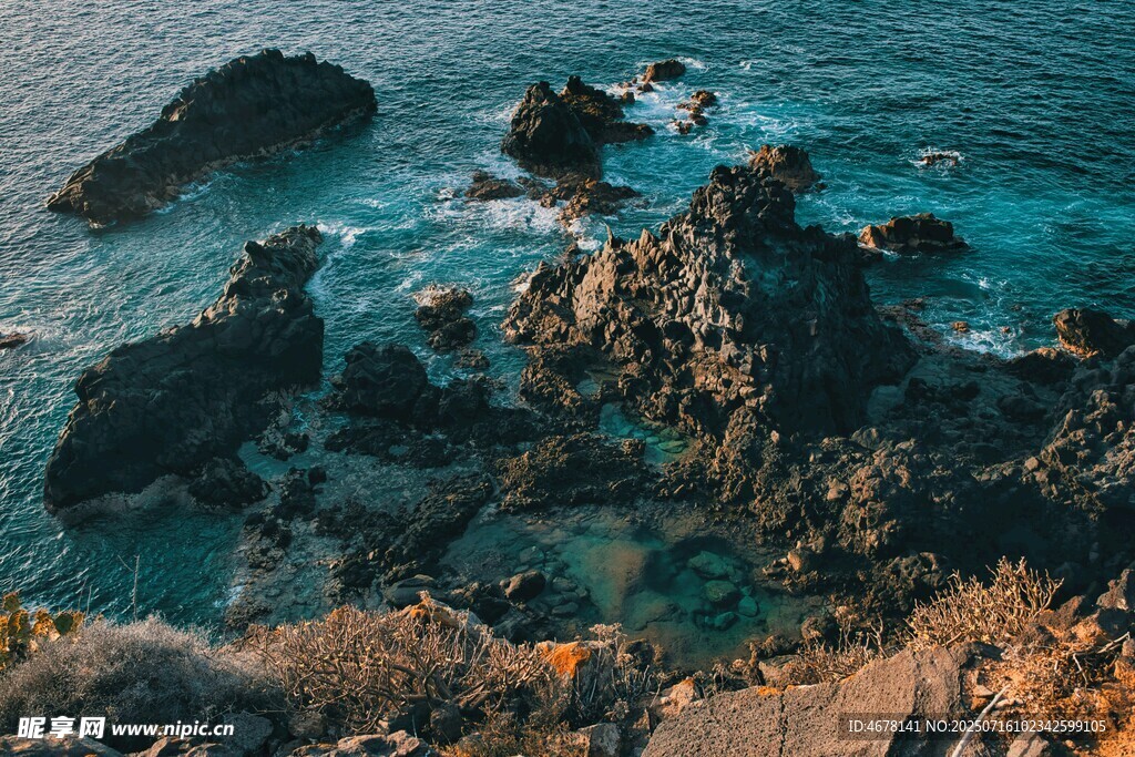 海边嶙峋礁石与碧蓝海水