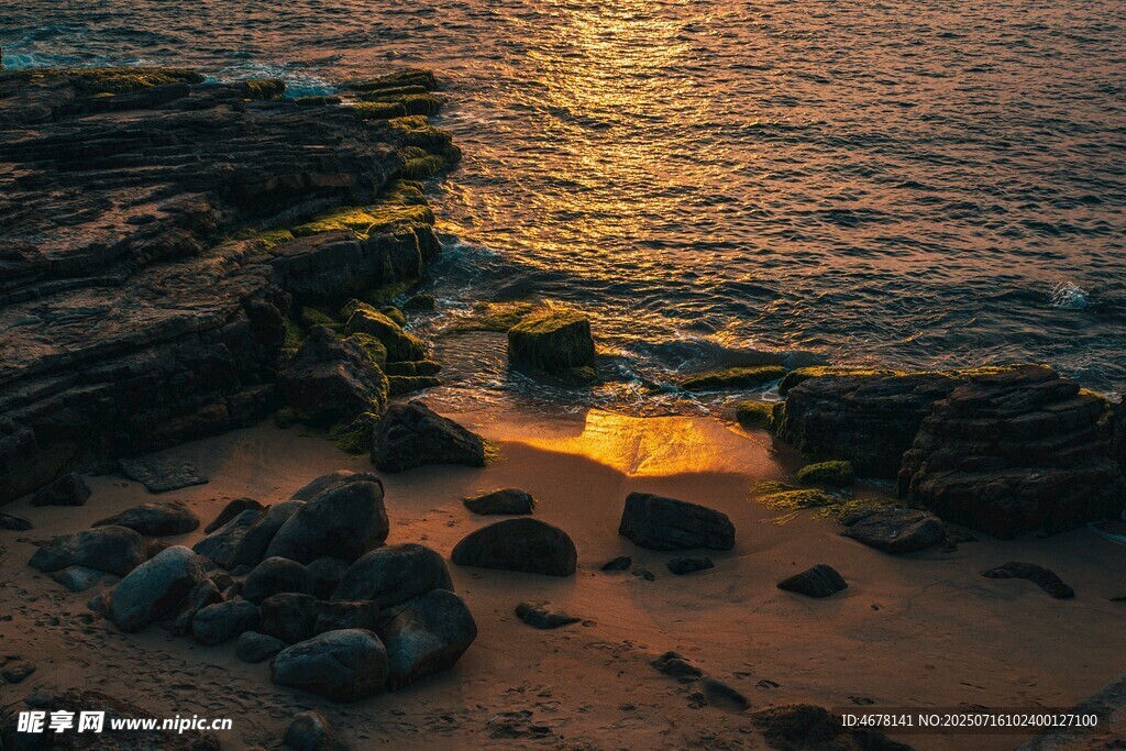 夕阳下的海边礁石美景