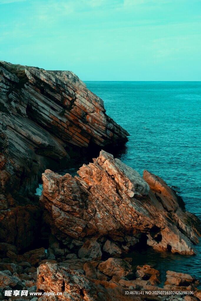 海边嶙峋岩石与蔚蓝大海