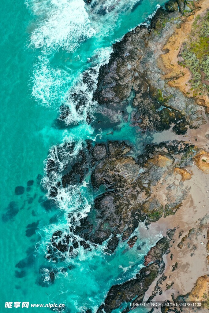 俯瞰海岸礁石与碧蓝海水