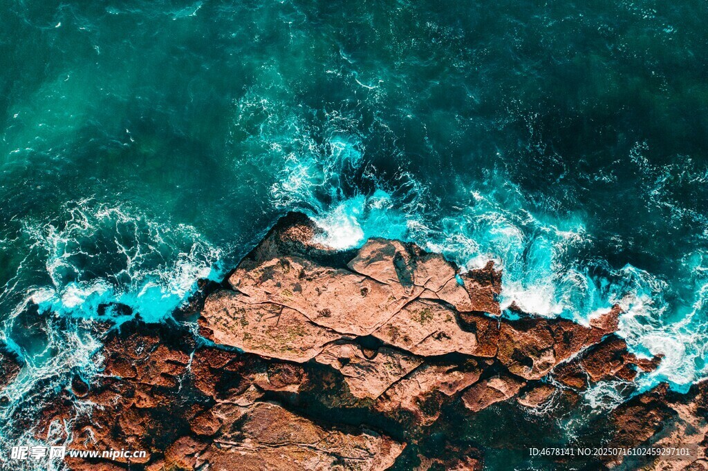 碧海拍红岩的壮阔景致