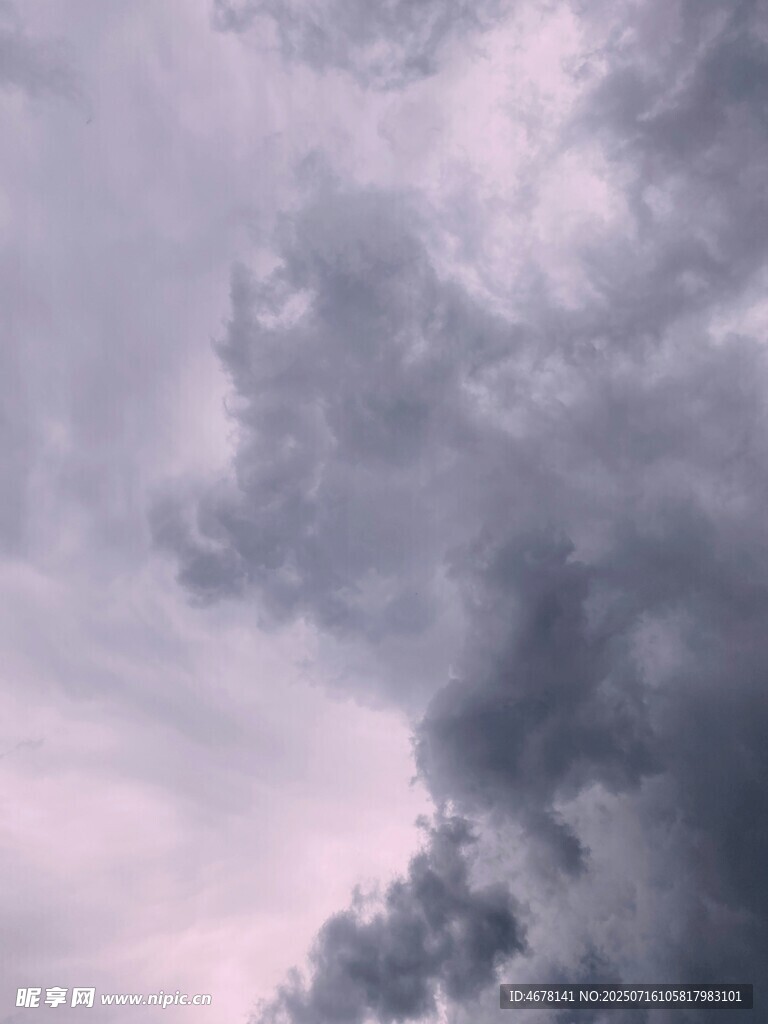 乌云密布的天空景象