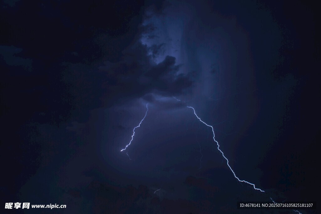 夜空中的闪电奇观