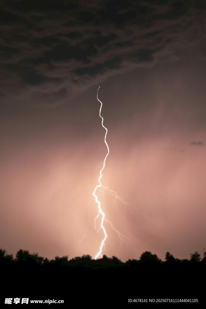 闪电划破暗沉夜空