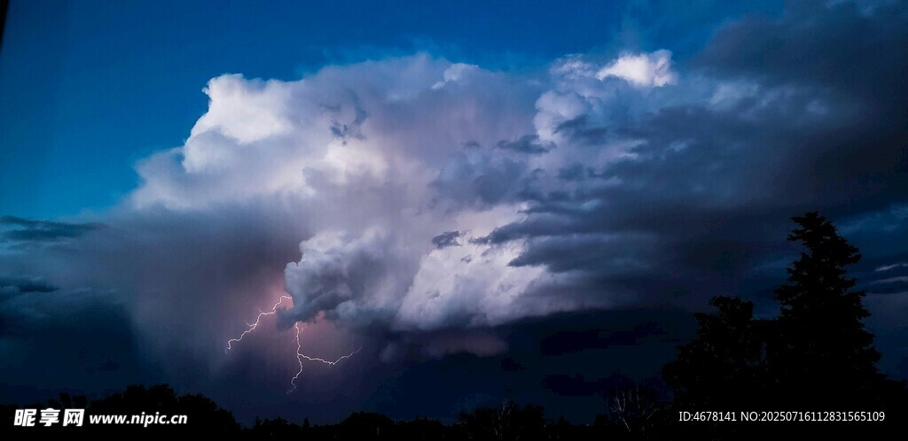 夜空下的壮丽积雨云