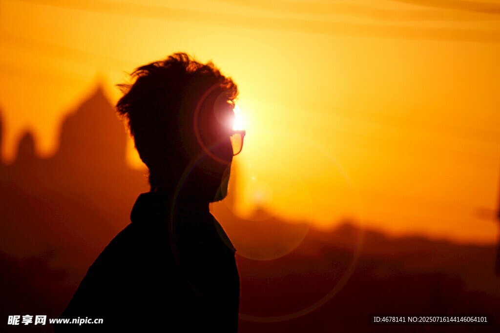 夕阳下的人物剪影