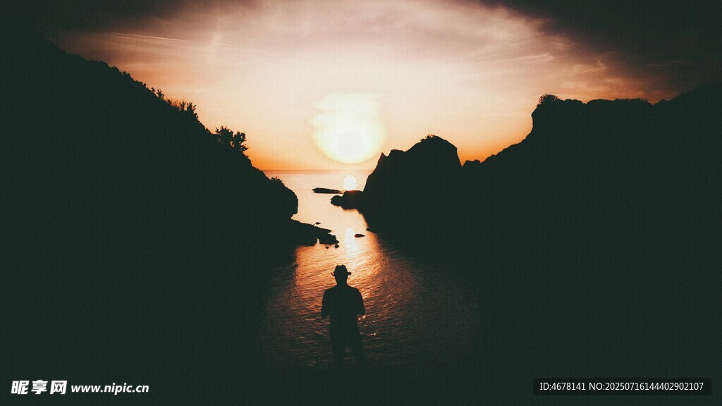 夕阳下山谷中的孤独身影