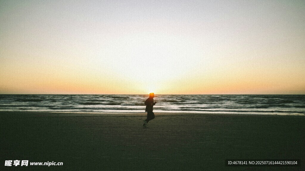 夕阳下海滩上的孤独身影