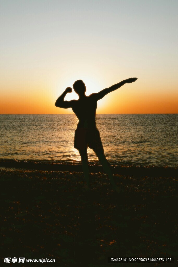 夕阳下海边伸展的身影