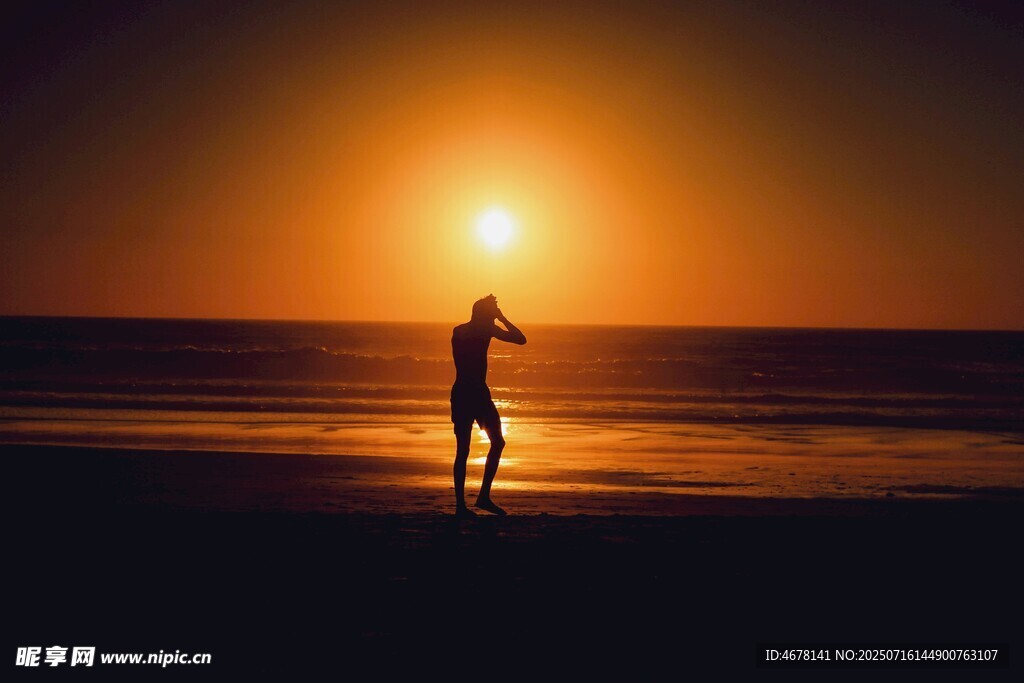 夕阳下海边的浪漫身影