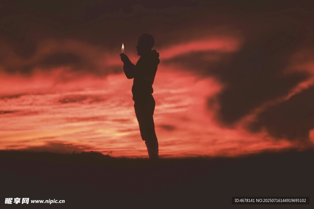 夕阳下的孤独身影