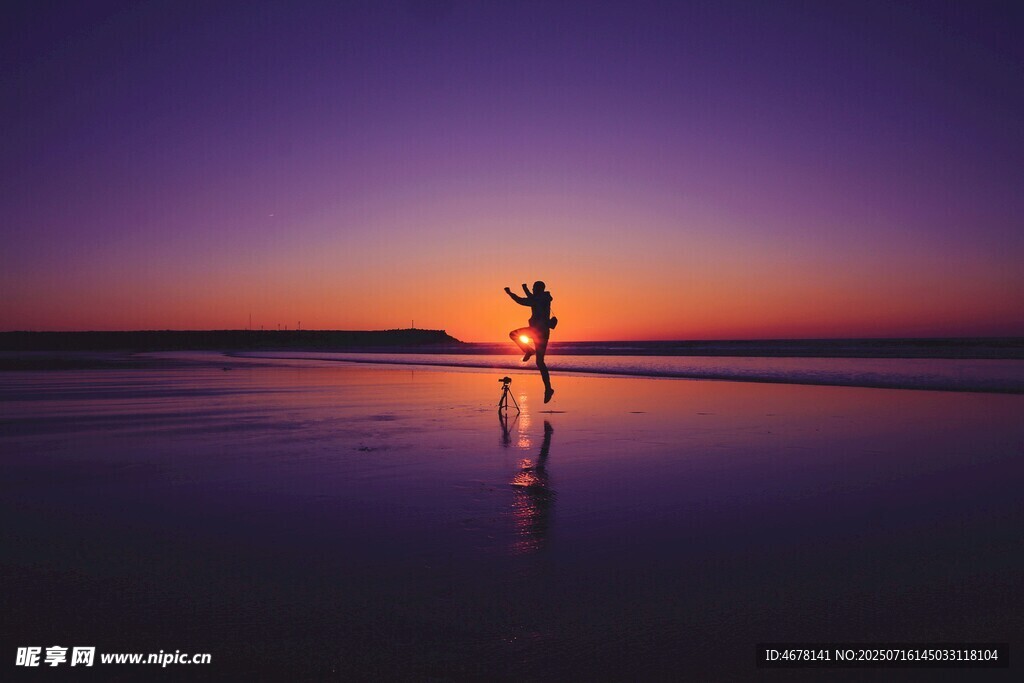 夕阳下的海边独行者