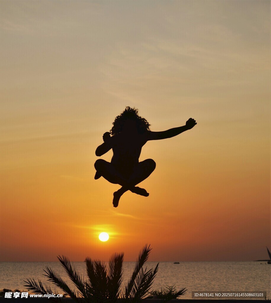 夕阳下舞者的优美剪影