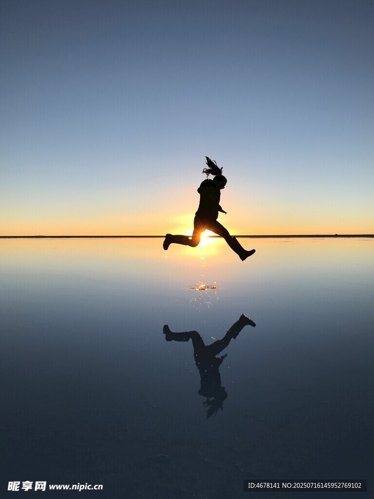 夕阳下跳跃者的美丽倒影