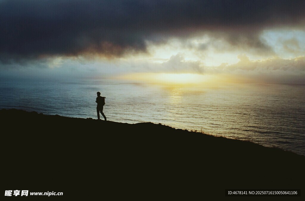 海边独行者日暮下的剪影