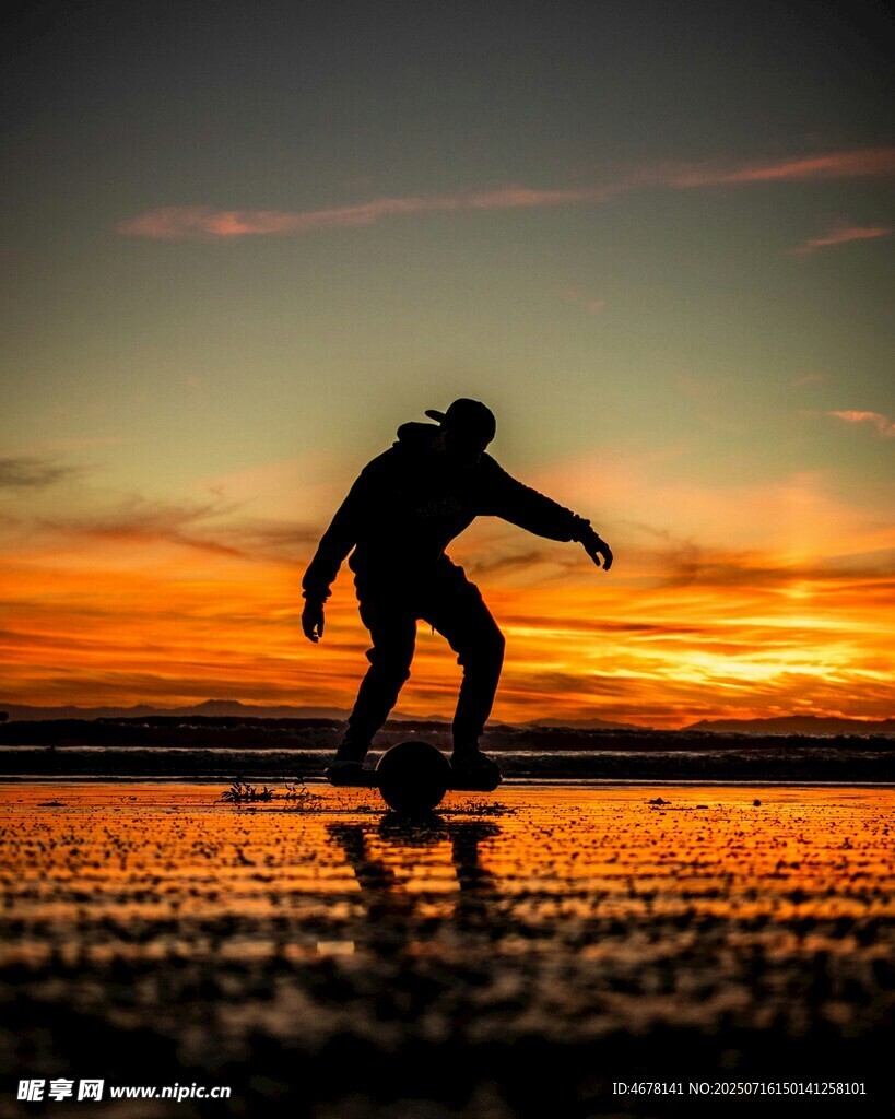 夕阳下的冲浪者