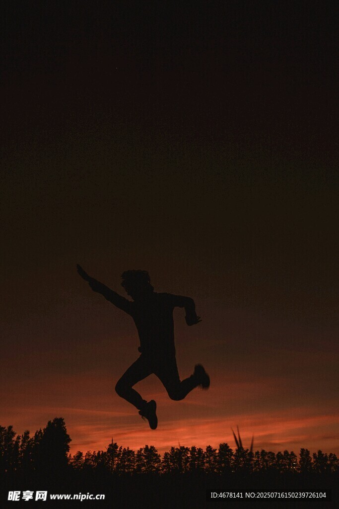 夕阳下跳跃的活力身影