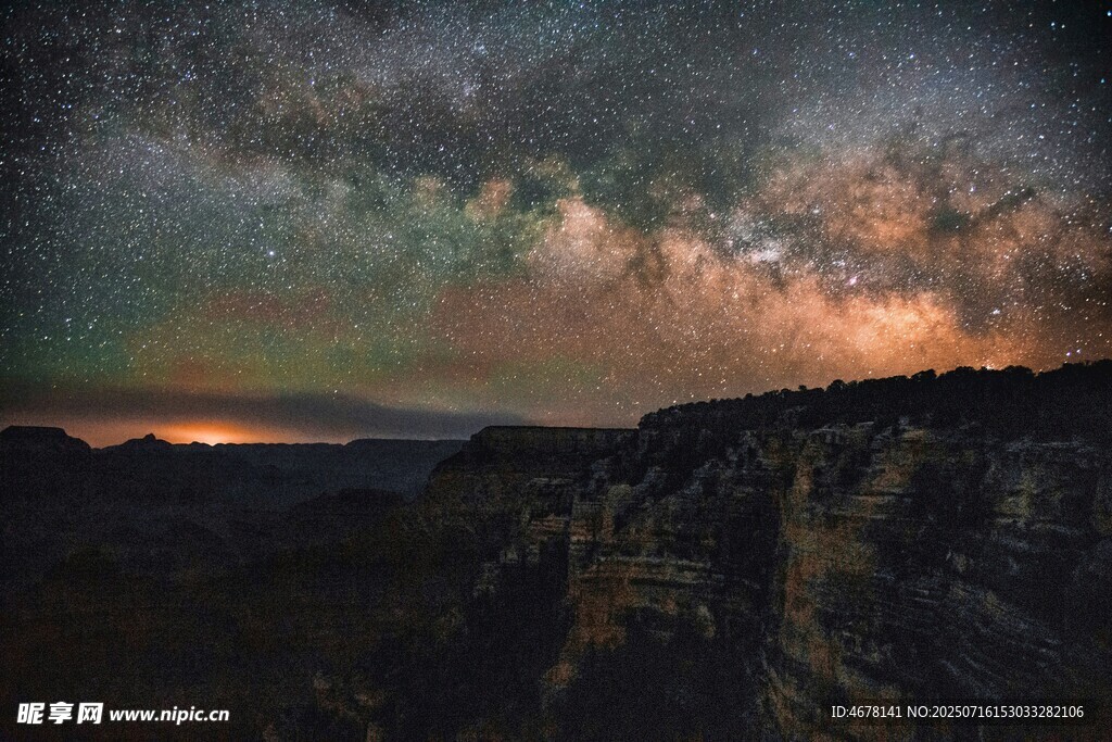 壮丽夜空下的山峦景观