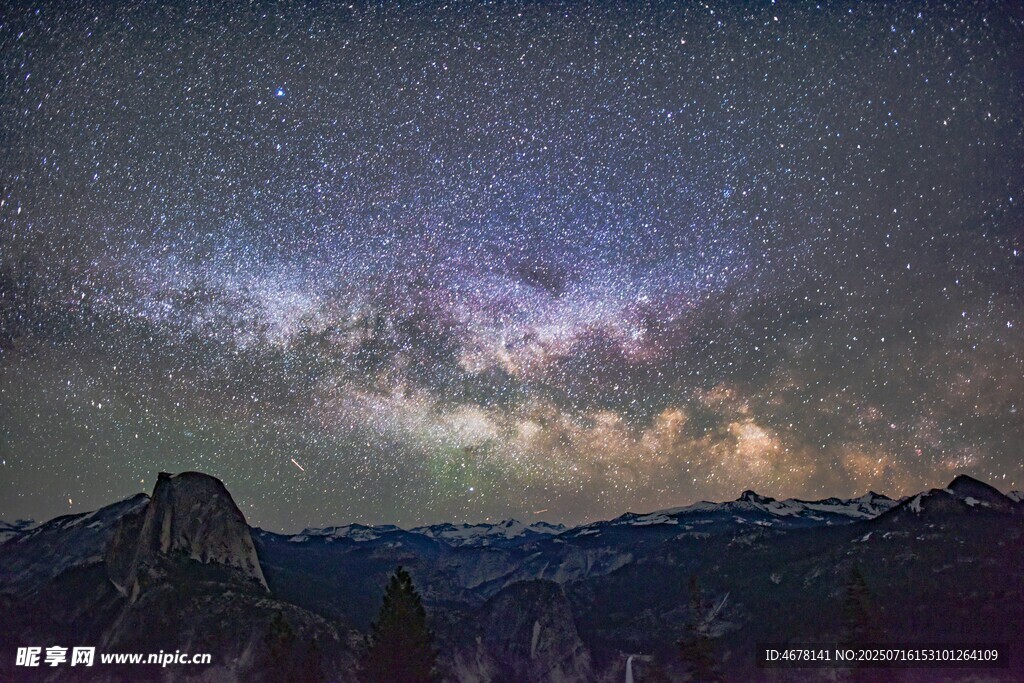 壮丽星空下的巍峨山峦