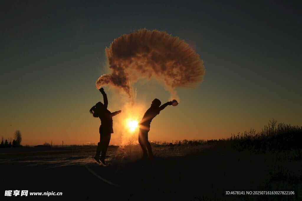 夕阳下两人欢乐抛洒粉末