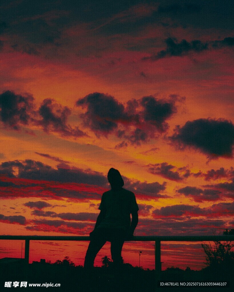夕阳下的孤独身影