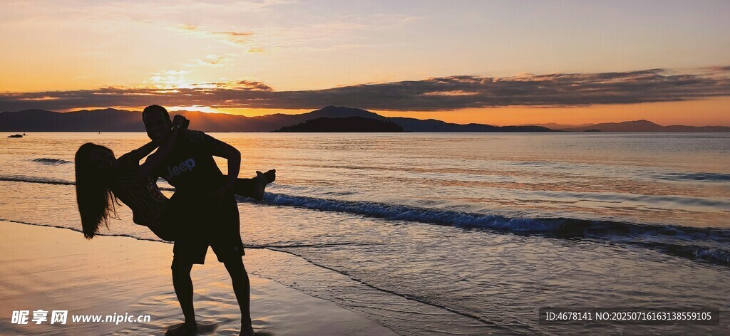 夕阳下海边的浪漫情侣