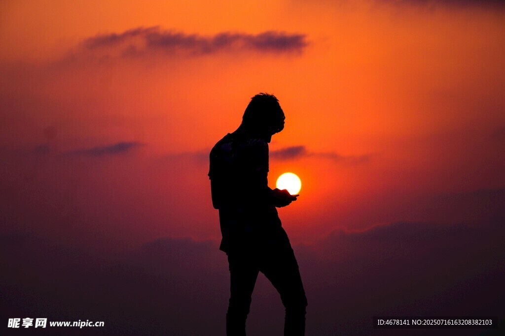 夕阳下的孤独身影