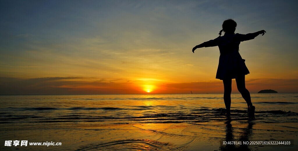 海边少女迎日落剪影