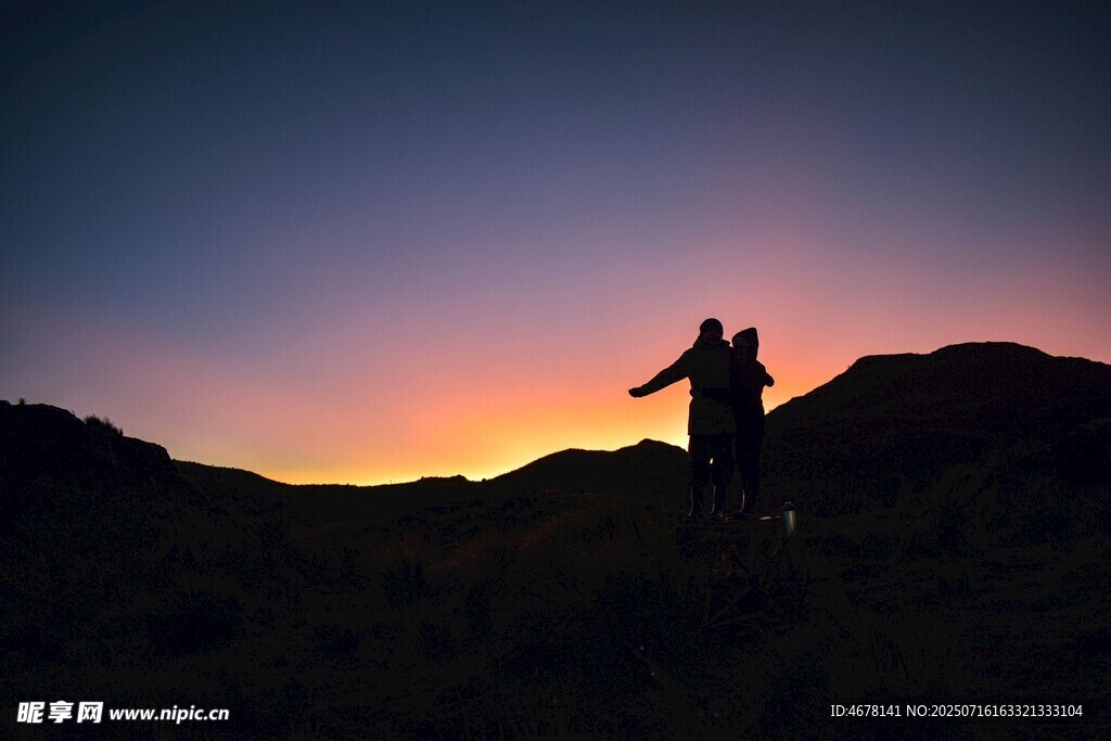 夕阳下的山间徒步者